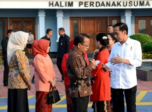 Presiden Jokowi dan Ibu Iriana memberikan arahan kepada salah seorang staf sebelum bertolak dari Bandara Halim Perdanakusuma, Jakarta, Rabu (12/7) pagi.