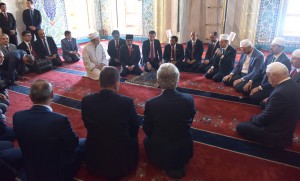 Presiden Jokowi berdialog dengan para ulama saat berkunjung ke Masjid Kocatepe Jamii, di Ankara, Turki, Kamis (6/7) pagi. (Foto: Rahmat/Humas)