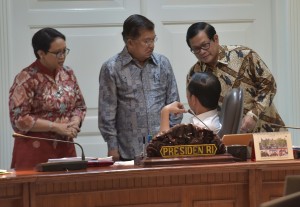 Presiden Jokowi (membelakangi lensa) berdiskusi dengan Wapres, Seskab, dan Menlu, di sela-sela rapat terbatas, di Kantor Presiden, Jakarta, Rabu (26/7) sore. (Foto: Rahmat/Humas)