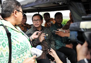 Seskab Pramono Anung menjawab pertanyaan wartawan usai sidang kabinet paripurna, di Istana Negara, Jakarta, Senin (24/7) siang. (Foto: Agung/Humas)
