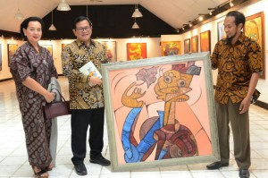 Seskab Pramono Anung membuka pameran tunggal ke-17 karya Agus Siswanto (Agussis) di Balai Budaya, Jakarta, Jumat (21/7) malam. (Foto: Humas/Oji)