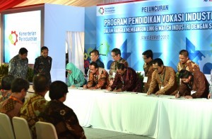 President Jokowi witnesses the signing ceremony at the launching of Industrial Vocation Education Program in the GIIC Area, Deltamas, Bekasi, West Java, Friday (28/7). (Photo: PR/Deni)