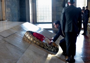 Presiden Jokowi meletakkan karangan bunga di makam Mustafa Kemal Atartuk, di Ankara, Turki, Kamis (6/7) pagi. (Foto: Rahmat/Humas)