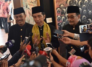 President Jokowi responds to the journalists questions after attending Lebaran Betawi X, held at the Center of Betawi Cultural Village, in Setu Babakan, South Jakarta, Sunday (30/7/17) (Photo: PR/Rahmat)