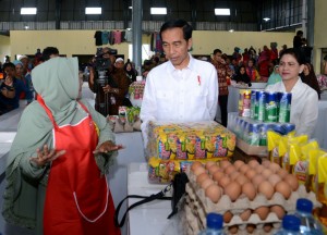 Presiden Jokowi didampingi Ibu Negara Iriana Joko Widodo berdialog dengan seorang pedagang, usai meresmikan Pasar Maros Baru, di Maros, Sulsel, Kamis (13/7) pagi. (Foto: BPMI Setpres)