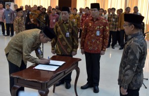 Mensesneg saat melantik sejumlah pejabat pimpinan tinggi madya di lingkungan Kemensetneg, di Aula Serba Guna Gedung III Kementerian Sekretariat Negara, Jakarta, Kamis (20/7) pagi. (Foto: Humas/Rahmat)