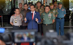 Presiden Jokowi menjawab pertanyaan wartawan usai memberikan pembekalan Capaja Akademi TNI dan Polri Tahun 2017, di GOR Ahmad Yani Mabes TNI, Cilangkap, Jakarta Timur, pada Senin (24/7). (Foto: Humas/Rahmat)