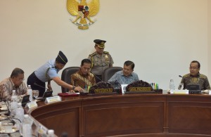 President Jokowi, accompanied by Vice President Jusuf Kalla, presides over a limited meeting at the Presidential Office, Jakarta, on Tuesday (18/7) afternoon. (Photo: JAY/PR) 