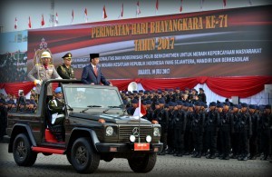 President Jokowi monitors the troops at the Ceremony of the 71st Anniversary of Bhayangkara 2017, at the National Monument Square, Jakarta, Monday (10/7) morning. (JAY/PR) 