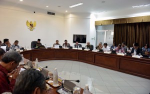 Presiden Jokowi memimpin rapat terbatas Program Prioritas di Provinsi Aceh, yang dihadiri Gubernur Aceh Irwandi Yusuf, di Kantor Presiden, Jakarta, Selasa (11/7) siang. (Foto: JAY/Humas)
