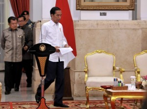 President Jokowi, followed by Vice President and Cabinet Secretary, enters the State Palace to lead Plenary Cabinet Meeting, Monday (24/7) morning (Photo: Agung/PR)