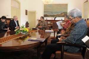 Presiden Jokowi menerima Tim Ekonomi Swiss yang dipimpin oleh  Menteri Ekonomi, Pendidikan dan Riset Swiss Johann N. Schneider-Ammann  di Istana Bogor, Jawa Barat, Jumat (14/7). (Foto: Humas/Dinda) 