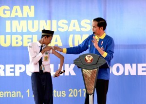 President Jokowi talks to a student who just has had measles-rubella (MR) vaccine shot at Sleman State Islamic Junior High School (Madrasah Tsanawiyah), Sinduharjo District, Ngaglik, Sleman Regency, Yogyakarta, on Tuesday (1/8) 
