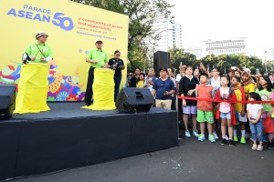 Menlu Retno saat membuka acara parade ASEAN 50 di Jakarta, Minggu (27/8). (Foto: Kemlu)