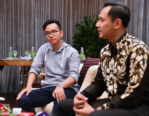 Agus Yudhoyono berbincang dengan Kaesang.