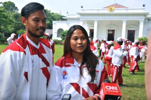 Safira dan Ade Hermana, atlet ski Indonesia memberikan kesan kepada wartawan, di halaman Istana Merdeka, Jakarta, Senin (7/8) pagi. (Foto: OJI/Humas)
