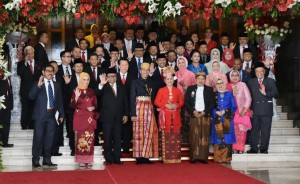 Presiden Jokowi dan Ibu Negara Iriana beserta Wapres Jusuf Kalla dan Ibu Mudifah mengenakan baju adat pada sidang paripurna MPR dan sidang bersama DPD-DPR, di Gedung Nusantara MPR/DPD/DPR, Jakarta, Rabu (16/8) siang. (Foto: JAY/Humas)