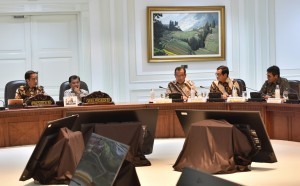 President Jokowi chairs a Limited Meeting on Evaluation of the Implementation of National Strategic Projects and Priority Programs of West Sumatra Province, at the Presidential Office, Jakarta, Wednesday (2/8). (Photo: PR/Rahmat)