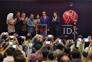 Presiden Jokowi saat menghadiri pencatatan perdana kontrak investasi kolektif di Gedung BEI, Jakarta, Kamis (31/8). (Foto: Humas/Jay) 