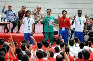 Presiden Jokowi bersama mahasiswa saat menghadiri menghadiri acara Peluncuran Program Penguatan Pendidikan Pancasila di Istana Bogor, Sabtu (12/9). (Foto: Humas/Rahmat)
