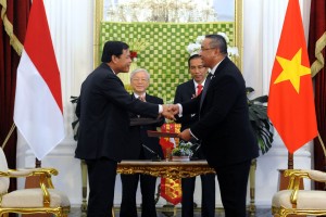 Presiden Jokowi dan Sekjen Partai menyaksikan penandatanganan kerja sama Indonesia-Vietnam di di Istana Merdeka, Jakarta, Rabu (23/8) siang. (Foto: Humas/Oji)