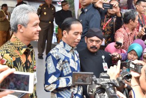 Presiden Jokowi didampingi Gubernur Jateng dan Walikota Solo menjawab wartawan usai meresmikan  Museum Keris Nusantara Surakarta, di Jalan Bhayangkara, Surakarta, Rabu (9/8) siang. (Foto: Anggun/Humas)