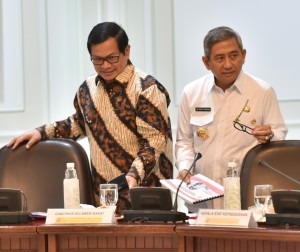 Seskab dan Gubernur Sulbar Ali Baal Masdar saat mengikuti Rapat Terbatas di Kantor Presiden, Jakarta, Rabu (2/8). (Foto: Humas/Rahmat)