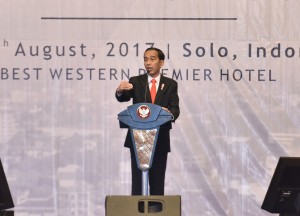 Presiden Jokowi memberikan sambutan pada pembukaan membuka Kongres ke-10 HIPIIS) dan SMICBES), di Surakarta, Jateng, Rabu (8/8) siang. (Foto: Anggun/Humas)