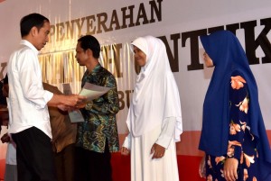 Presiden Jokowi saat serahkan sertifikat ke warga di Sukabumi, Jawa Barat, Kamis (31/8). (Foto: BPMI)
