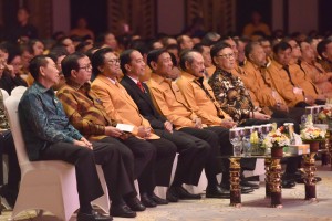 Presiden Jokowi didampingi Seskab dan Mendagri dalam acara Rapimnas Partai Hanura, di Kuta, Bali, Jumat (4/8). (Foto: Humas/Oji)