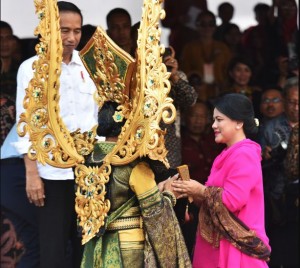 Presiden Jokowi didampingi Ibu Negara Iriana Joko Widodo menyaksikan Jember Fashion Carnaval (JFC), di Alun-alun Kabupaten Jember, Jawa Timur, Minggu (13/8). (Foto: Humas/Agung)
