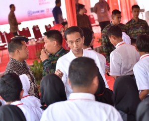 Presiden Jokowi usai membagikan ribuan KIP, di SMP Negeri 7,  Jember, Jatim, Minggu (13/8) siang. (Foto: Agung/Humas)