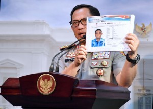 Chief of the Indonesian National Police General Tito Karnavian shows the sketch of the alleged assailant of KPK Investigator Novel Baswedan during a press conference at the Presidential Office, Jakarta, Monday (31/7). (Photo by: Presidential Secretariat)