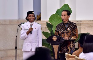 Presiden Jokowi saat bersilaturahim dengan Teladan Nasional dan para pendukung acara Peringatan Hari Ulang Tahun ke-72 Kemerdekaan RI, di Istana Negara, Jakarta, Jumat (18/8) sore. (Foto: Humas/Jay)