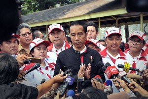 Presiden Jokowi menjawab pertanyaan wartawan usai melepas para atlet Sea Games XXIX, di halaman tengah Istana Merdeka, Jakarta, Senin (7/8). (Foto: Humas/Oji)