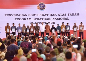 President Jokowi hands over land certificates in New Sari Utama Convention Hall Mangli, Jember, East Java, Sunday (13/8)