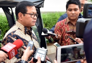 Seskab, Pramono Anung menjawab pertanyaan wartawan usai Rapat Terbatas di Kantor Presiden, Jakarta (2/8). (Foto: Humas/Rahmat)