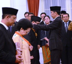 Presiden Jokowi menganugerahkan Tanda Kehormatan Republik Indonesia kepada 8 (delapan) tokoh masyarakat, di Istana Negara, Jakarta, Selasa (15/8). (Foto: Humas/Deni) 