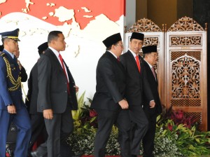 Wakil Ketua DPR Fadli Zon mendampingi Presiden Jokowi dan Wapres Jusuf Kalla memasuki Gedung Nusantara MPR/DPD/DPR, Jakarta, Rabu (16/8) siang. (Foto: Anggun/Humas)