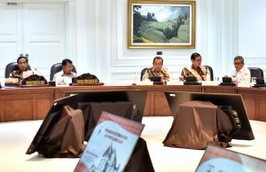 President Jokowi leads a Limited Cabinet Meeting on the Evaluation of the Implementation of National Strategic Projects and Priority Programs of West Sulawesi Province, at the Presidential Office, Wednesday (2/8). (Photo by: Public Relations Division/Rahmat)