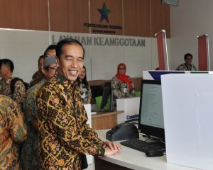 President Jokowi tries a facility in the National Library during the inauguration of National Library Service Facility Building in Jakarta, on Thursday (12/9)
