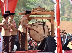 President Jokowi hits a bedug to mark the opening of 2nd National Scout Jamboree of Maarif NU, at the Military Academy Shooting Range, in Magelang, Central Java, on Monday (18/9)