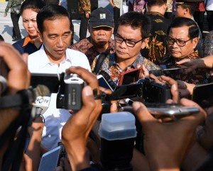 Presiden menjawab pertanyaan wartawan usai meresmikan ruas jalan tol di Gerbang Tol Mojokerto, Kabupaten Mojokerto, Provinsi Jawa Timur, Minggu (10/9)