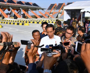 Presiden usai meresmikan ruas jalan tol Kertosono Mojokerto Seksi II dan III Jombang-Mojokerto Barat di Gerbang Tol Mojokerto, Mojokerto, Jawa Timur, Minggu (10/9)