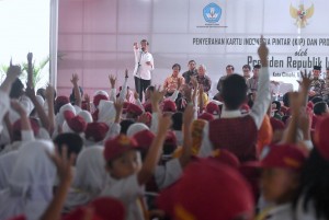 Presiden Jokowi saat serahkan KIP di Lapangan Rajawali, Kota Cimahi Senin (11/9) sore. (Foto: BPMI)