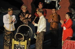 Presiden Jokowi didampingi Mensesneg dan Gubernur Jabar memukul bedug sebagai tanda penutupan Festival Keraton Nusantara II, di Cirebon, Jabar, Senin (18/9) malam. (Foto: Rahmat/Humas)