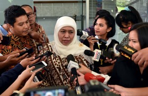 Mensos Khofifah Indar Parawansa menjawab wartawan usai mengikuti rapat terbatas, di Kantor Presiden, Jakarta, Kamis (28/9) sore. (Foto: JAY/Humas)