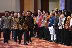Presiden Jokowi memasuki Ballroon Ritz Carlton Hotel, Jakarta, untuk membuka Indonesia Digital Byte (IDByte) 2017, di Ritz Carlton Hotel, Pasific Place, Jakarta, Kamis (28/9) pagi. (Foto: JAY/Humas)