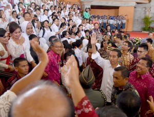 Presiden Jokowi saat menghadiri pembagian KIP dan PKH di Kabupaten Buleleng, Bali, Selasa (26/9) siang. (Foto: BPMI)