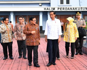 Presiden Jokowi berbincang dengan Seskab Pramono Anung sebelum bertolak menuju Salatiga, Jateng, dari Bandara Halim Perdanakusuma, Jakarta, Senin (25/9) pagi. (Foto: Setpres)